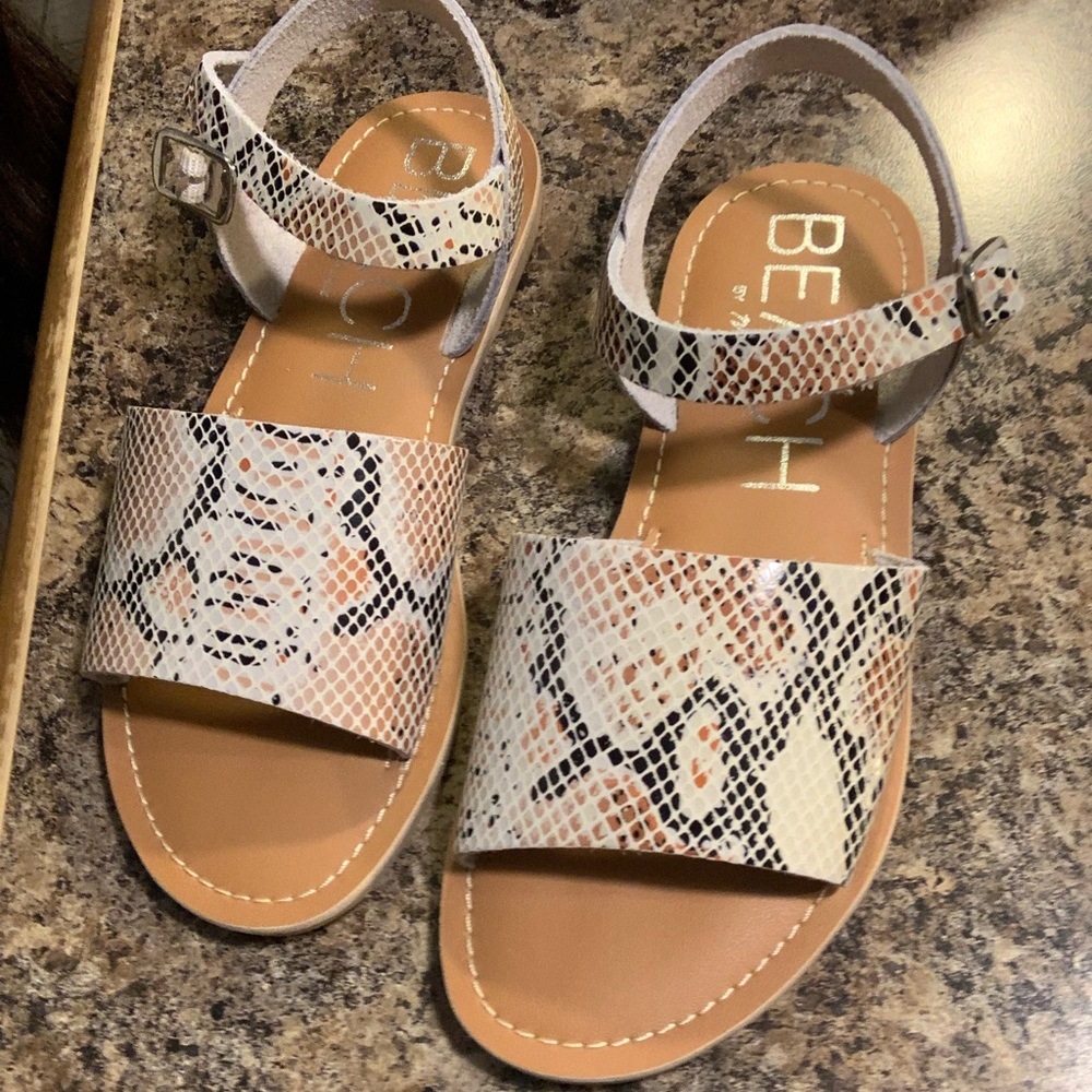 Kohl’s Beach by Matisse girls size 3 sandals, white snake leather